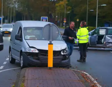 Twee voertuigen zwaar beschadigd bij botsing op kruising