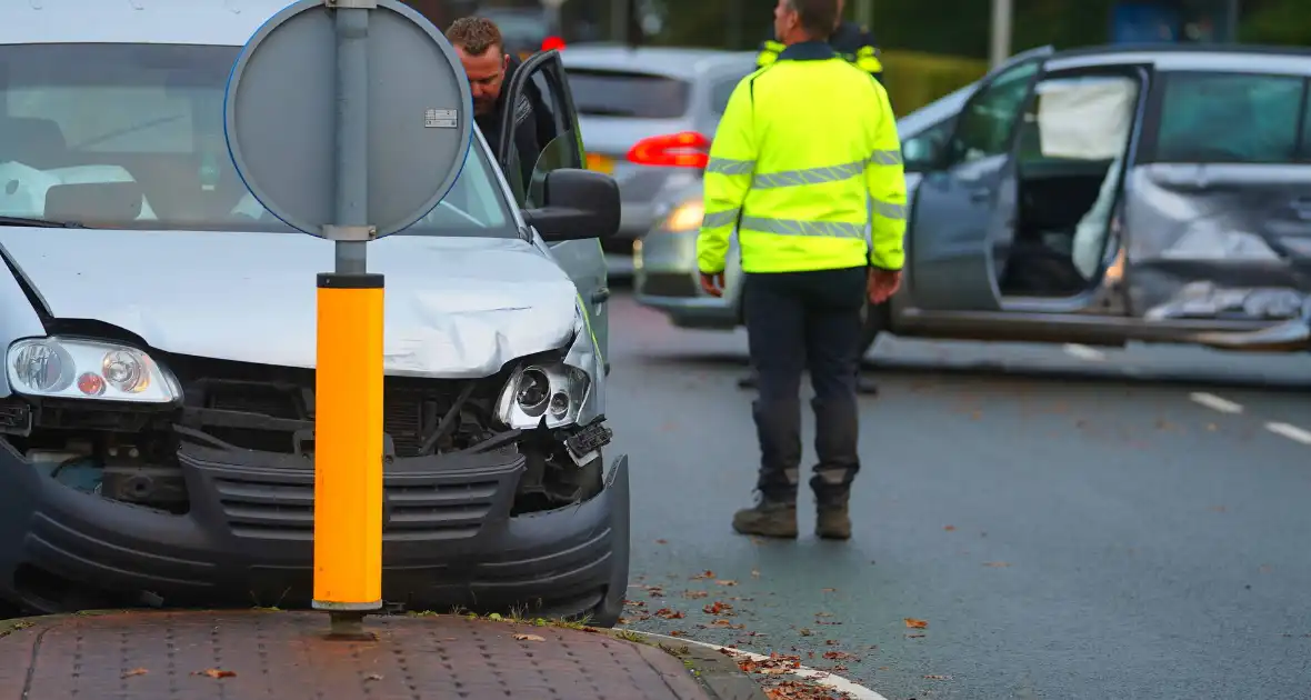 Twee voertuigen zwaar beschadigd bij botsing op kruising - Foto 1