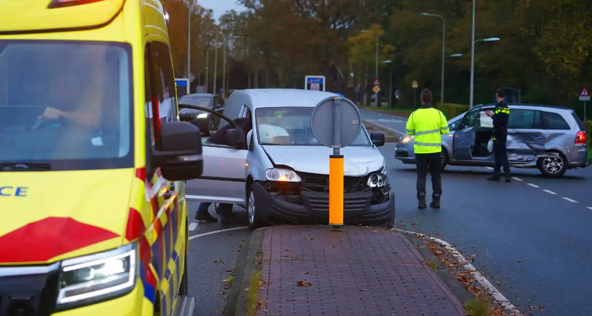 Twee voertuigen zwaar beschadigd bij botsing op kruising - Foto 2