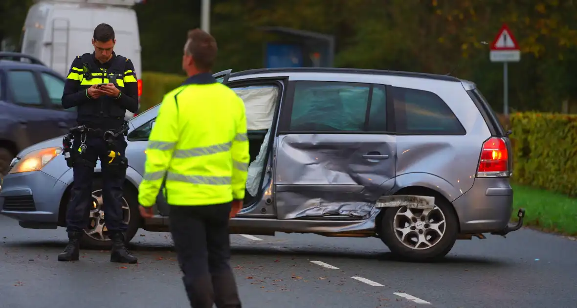 Twee voertuigen zwaar beschadigd bij botsing op kruising - Foto 3