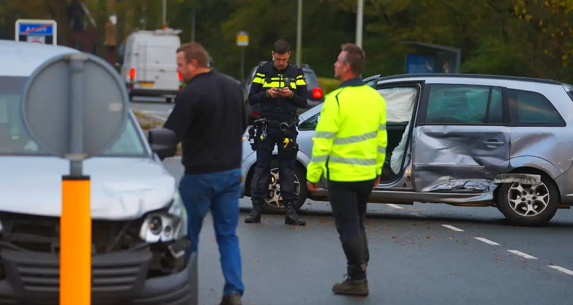 Twee voertuigen zwaar beschadigd bij botsing op kruising - Foto 4