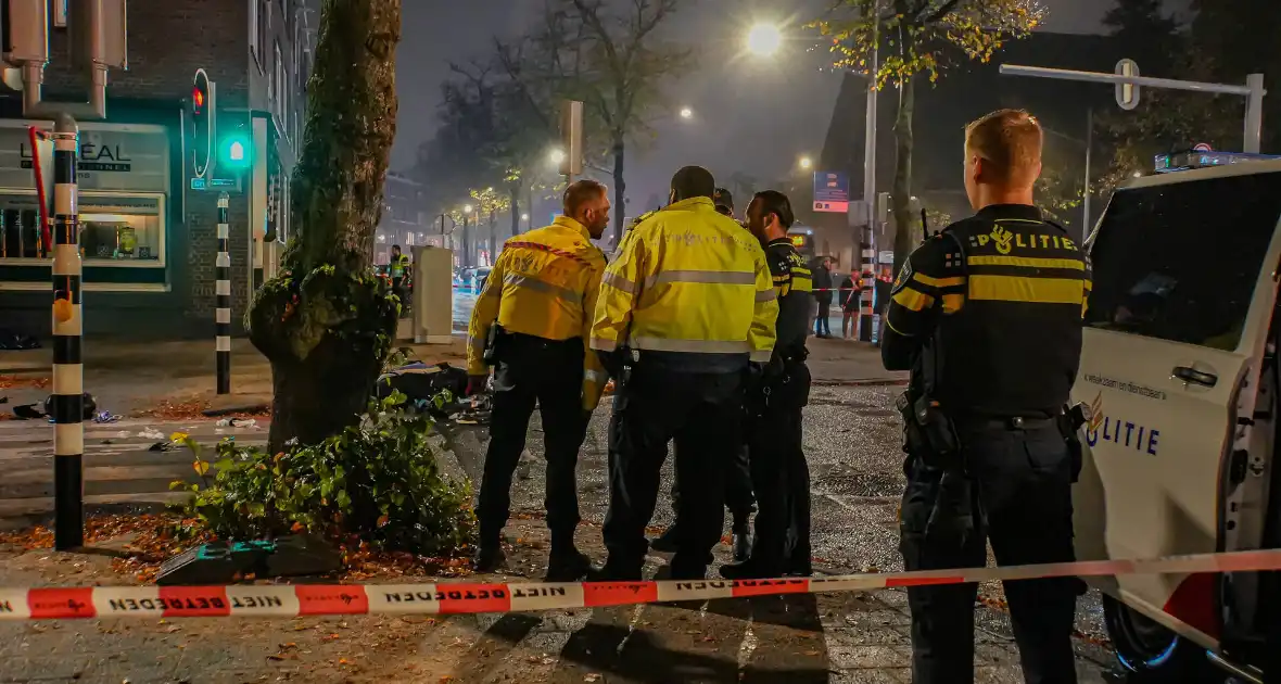 Zwaargewonden bij ernstige aanrijding tussen bestelbus en scooter - Foto 6