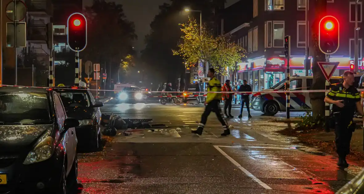 Zwaargewonden bij ernstige aanrijding tussen bestelbus en scooter - Foto 9