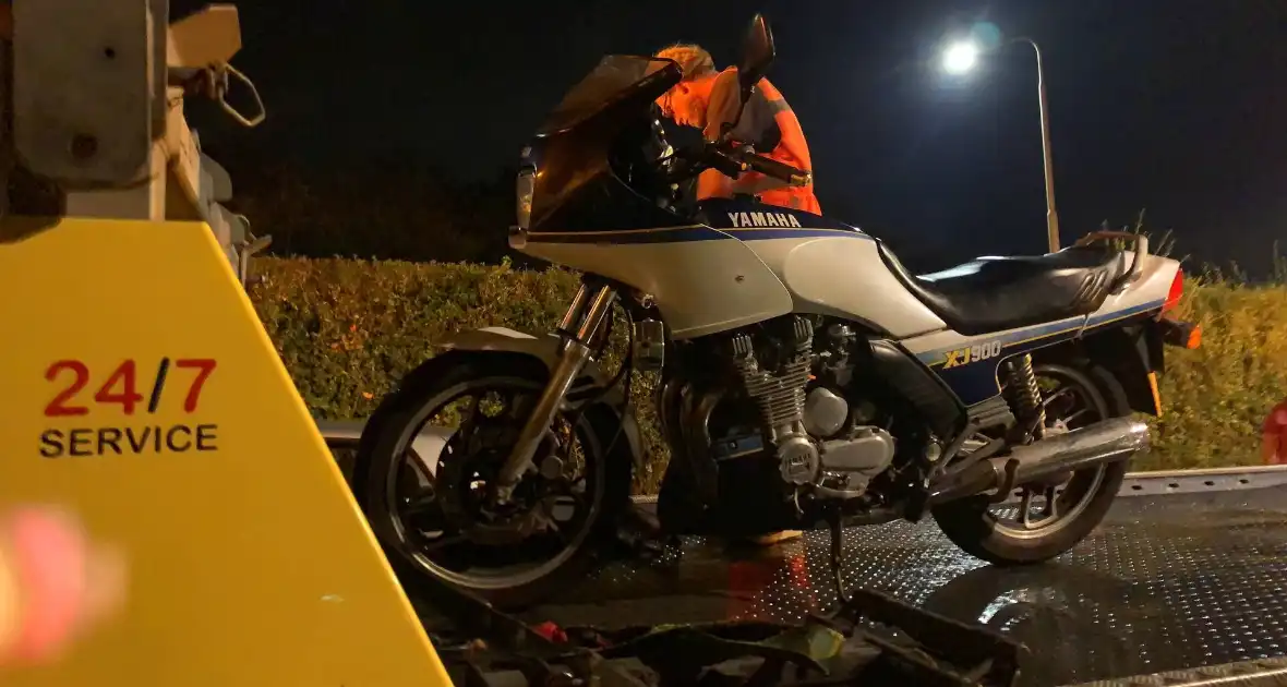 Motorrijder komt ten val en raakt tegemoetkomende auto - Foto 1