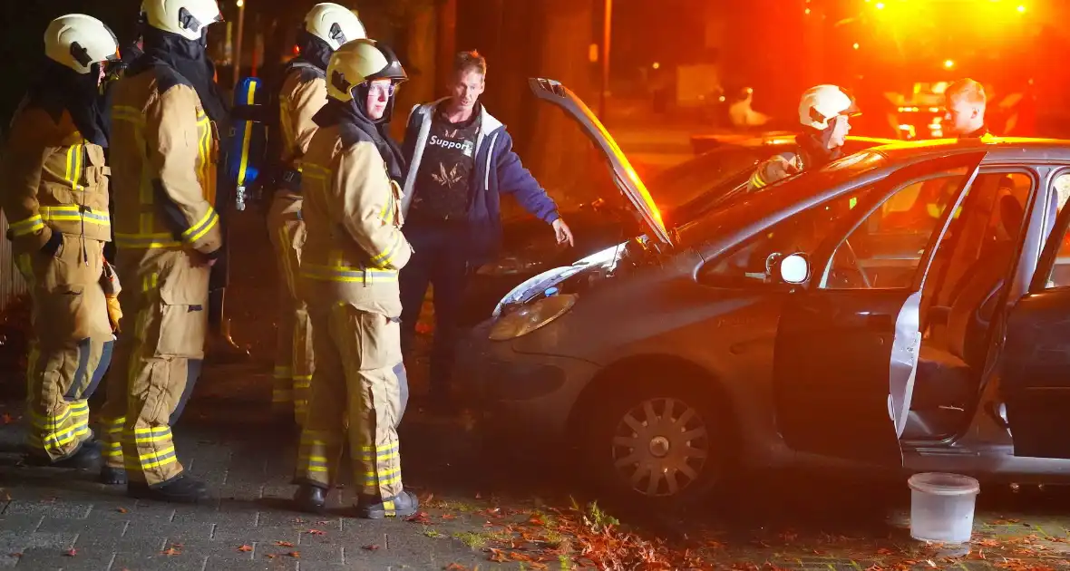 Buurtbewoners weten autobrand onder controle te krijgen