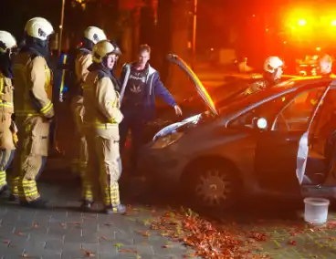 Buurtbewoners weten autobrand onder controle te krijgen