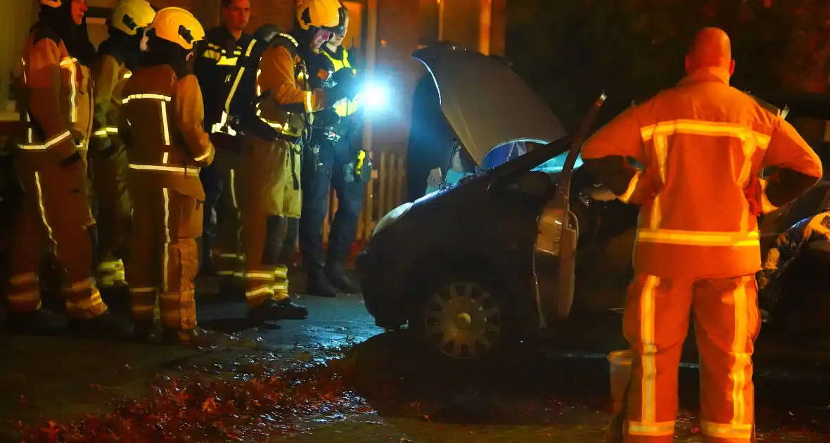 Buurtbewoners weten autobrand onder controle te krijgen - Foto 1