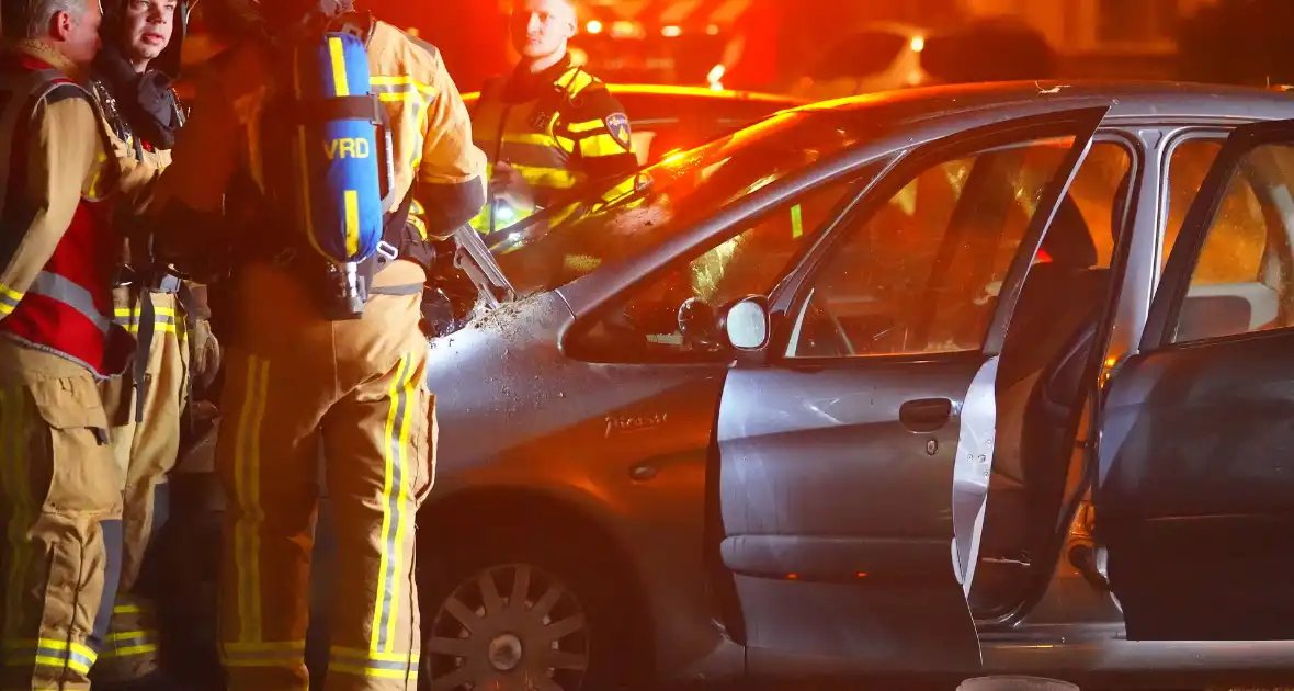 Buurtbewoners weten autobrand onder controle te krijgen - Foto 2