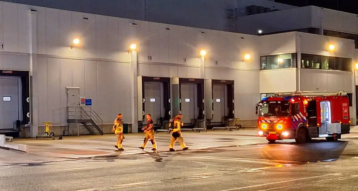 Accu van heftruck in bedrijfspand viegt in brand - Foto 2