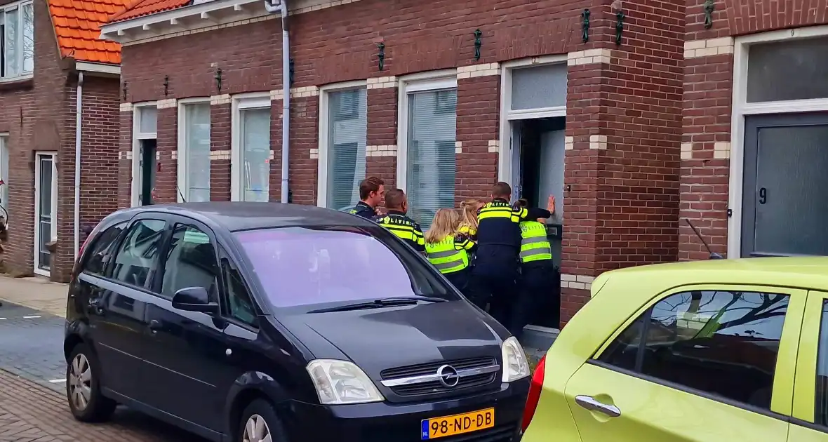 Bewoner probeert hulpdiensten te weren na brandmelding