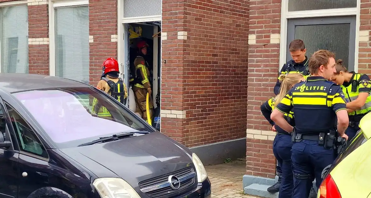 Bewoner probeert hulpdiensten te weren na brandmelding - Foto 5