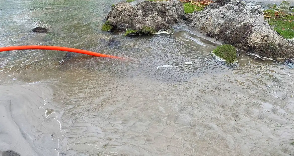 Waterlekkage zorgt voor overlast in de buurt - Foto 1