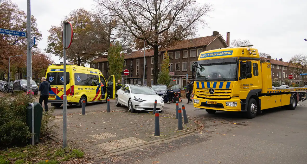 Ongeval op drukke kruising leidt tot discussie over voorrang - Foto 1