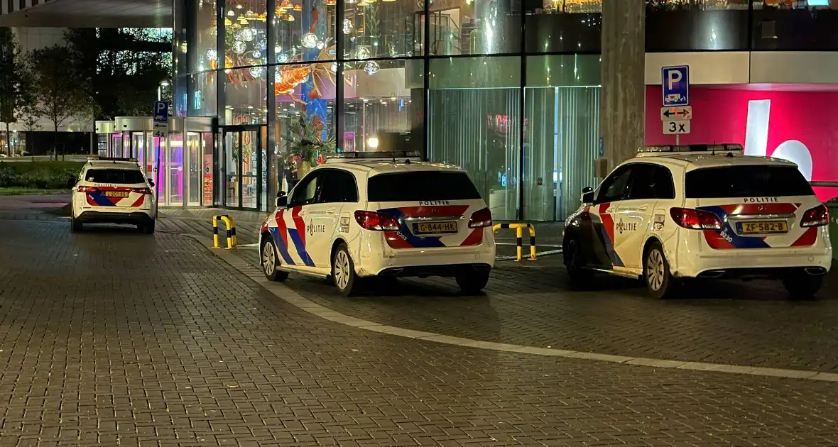 Gewonde door steekpartij met glas in hotelkamer