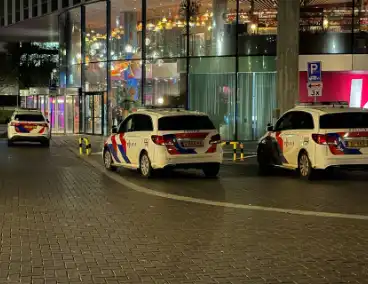 Gewonde door steekpartij met glas in hotelkamer