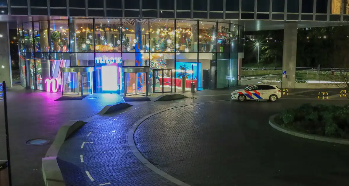 Gewonde door steekpartij met glas in hotelkamer - Foto 1