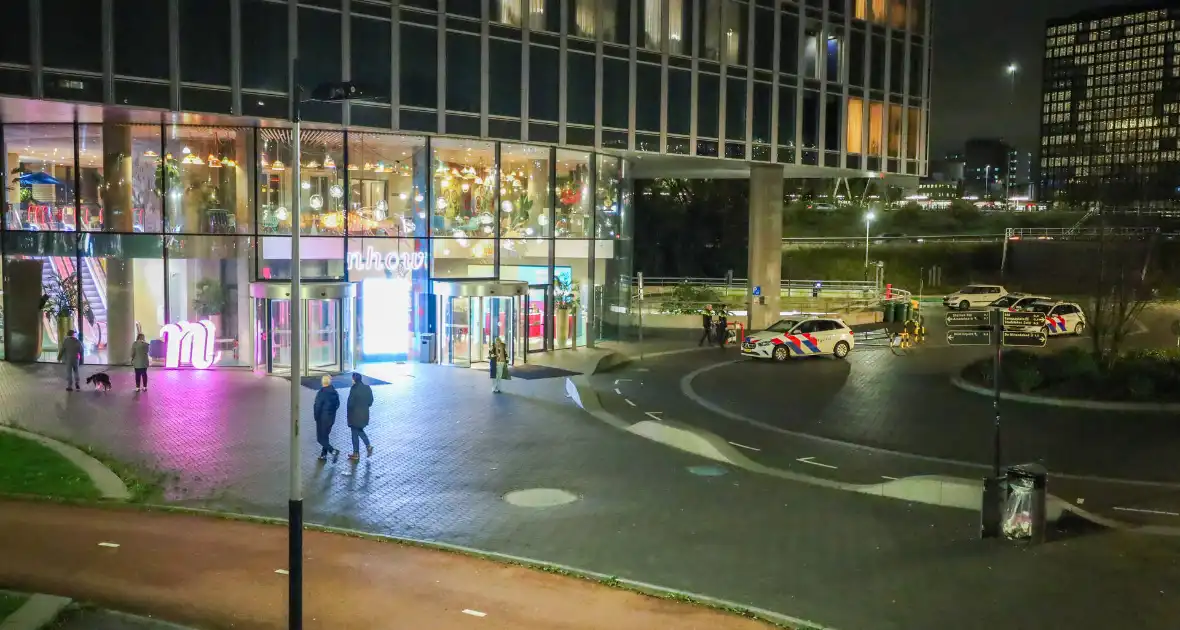 Gewonde door steekpartij met glas in hotelkamer - Foto 2