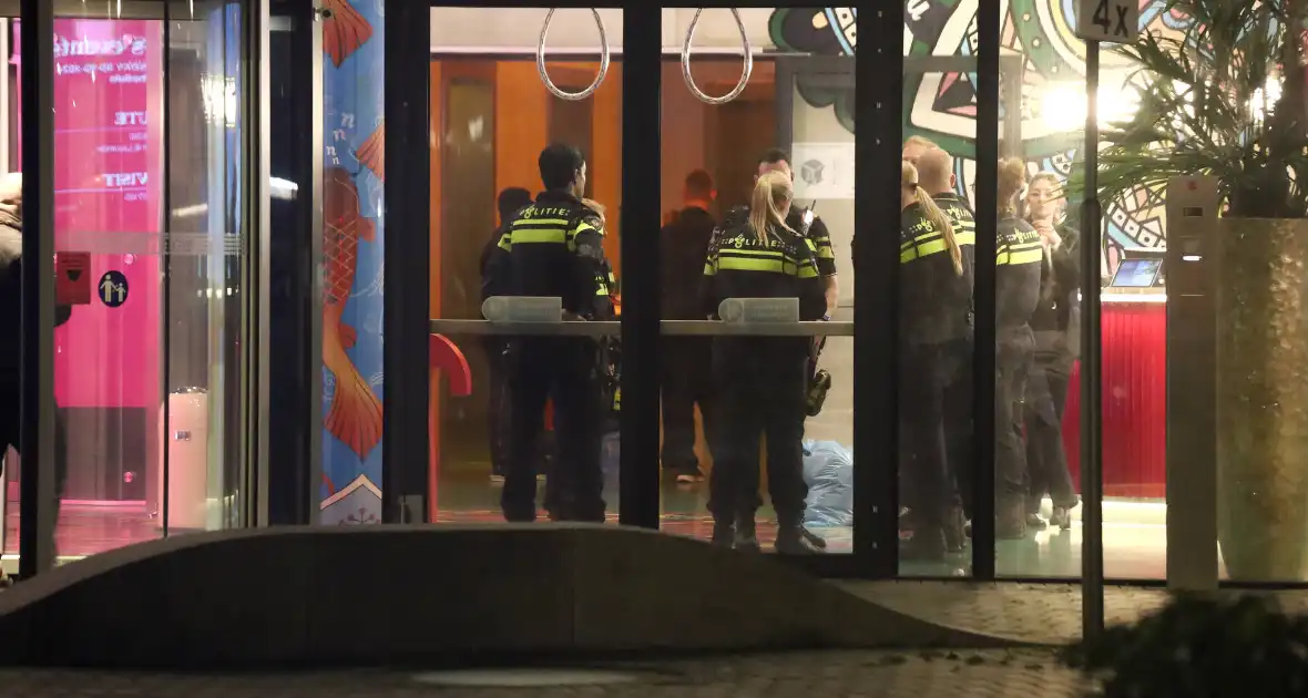 Gewonde door steekpartij met glas in hotelkamer - Foto 4