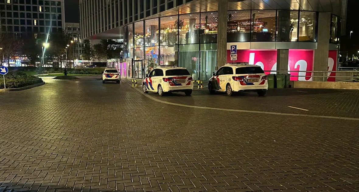 Gewonde door steekpartij met glas in hotelkamer - Foto 6