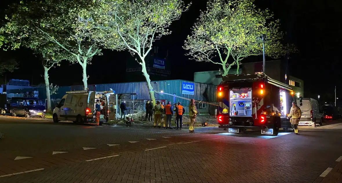 Boom dreigt om te vallen na wateroverlast en zorgt voor gevaar wegens gasleiding