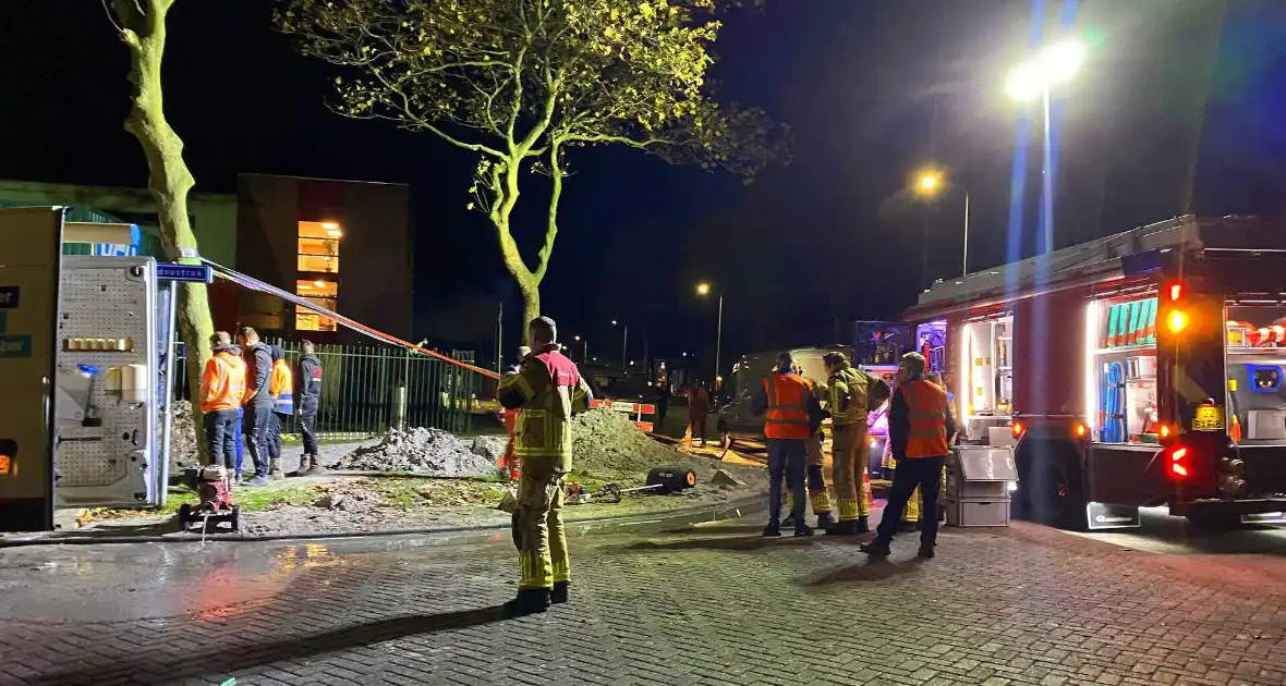 Boom dreigt om te vallen na wateroverlast en zorgt voor gevaar wegens gasleiding - Foto 1