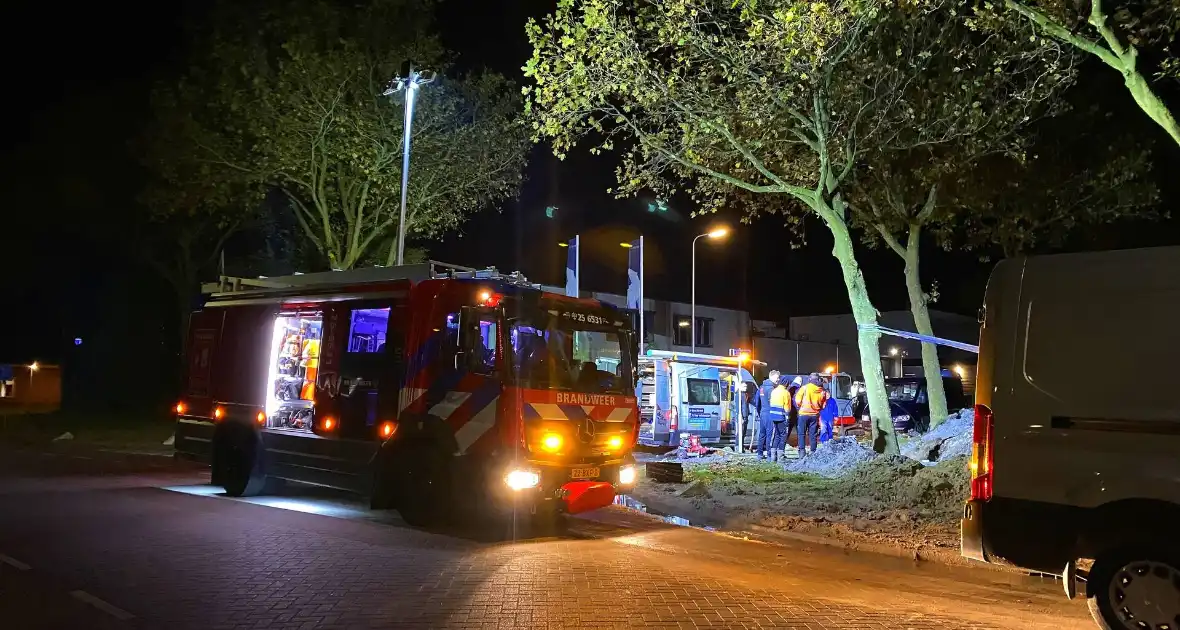 Boom dreigt om te vallen na wateroverlast en zorgt voor gevaar wegens gasleiding - Foto 2