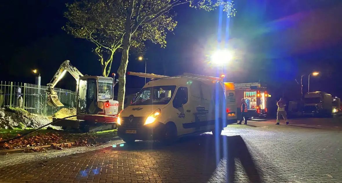 Boom dreigt om te vallen na wateroverlast en zorgt voor gevaar wegens gasleiding - Foto 3