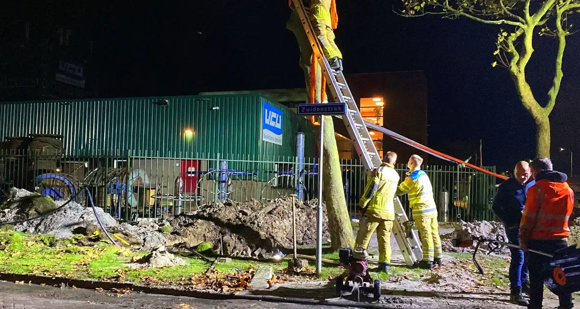 Boom dreigt om te vallen na wateroverlast en zorgt voor gevaar wegens gasleiding - Foto 5