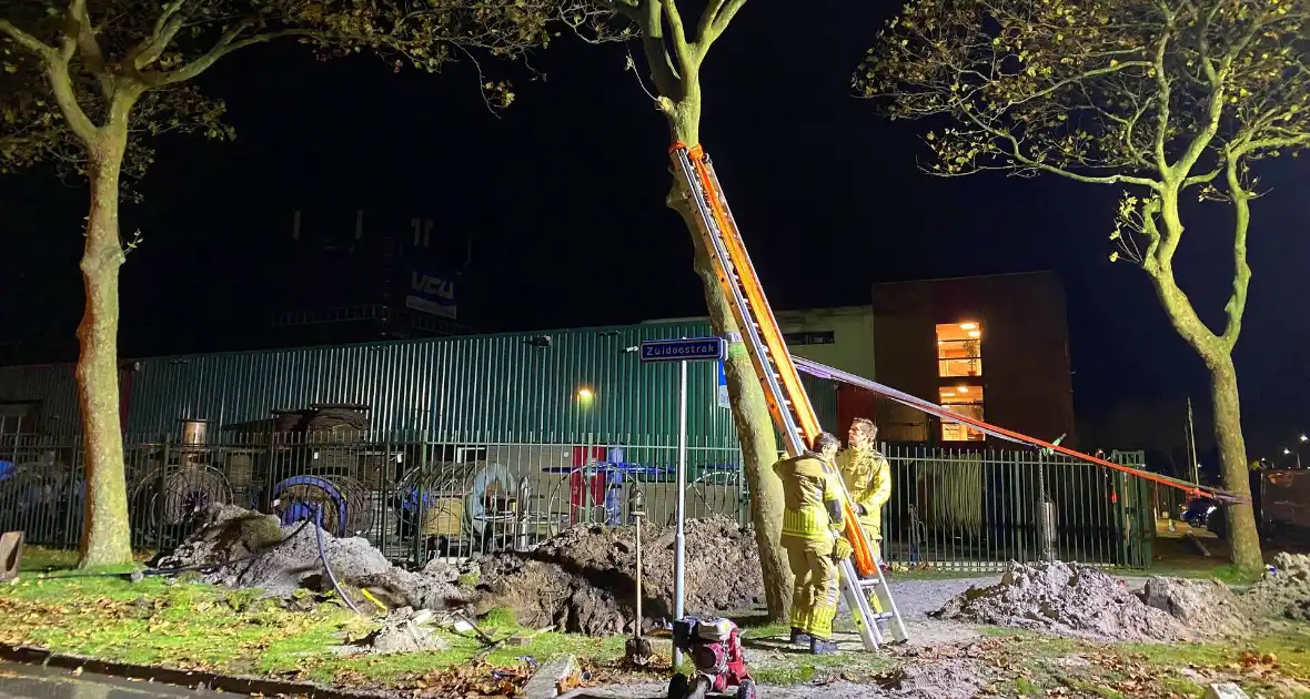 Boom dreigt om te vallen na wateroverlast en zorgt voor gevaar wegens gasleiding - Foto 6