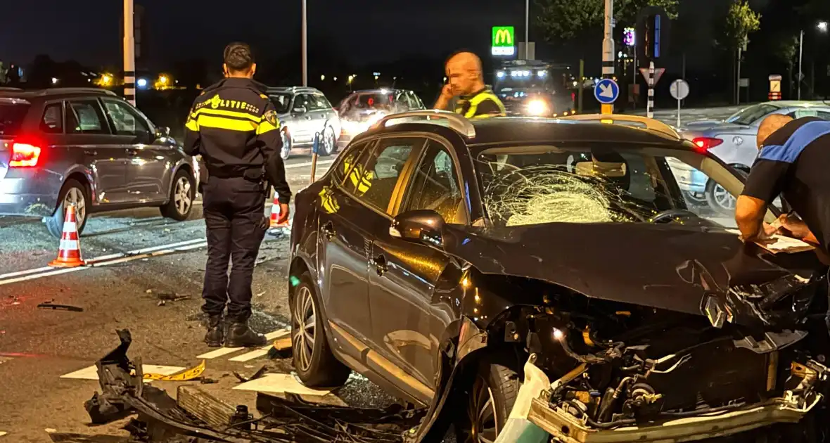 Kruising bezaaid met brokstukken na harde botsing