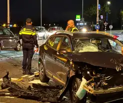 Kruising bezaaid met brokstukken na harde botsing