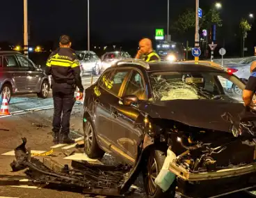 Kruising bezaaid met brokstukken na harde botsing