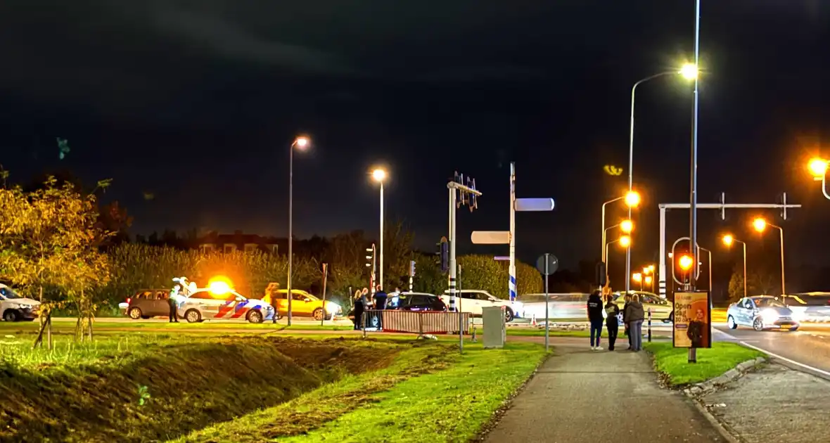 Kruising bezaaid met brokstukken na harde botsing - Foto 1