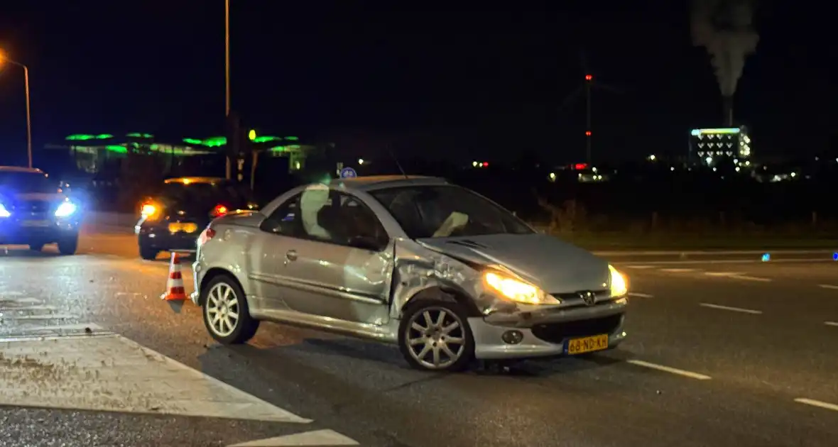 Kruising bezaaid met brokstukken na harde botsing - Foto 2