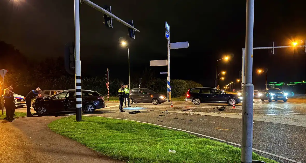 Kruising bezaaid met brokstukken na harde botsing - Foto 3