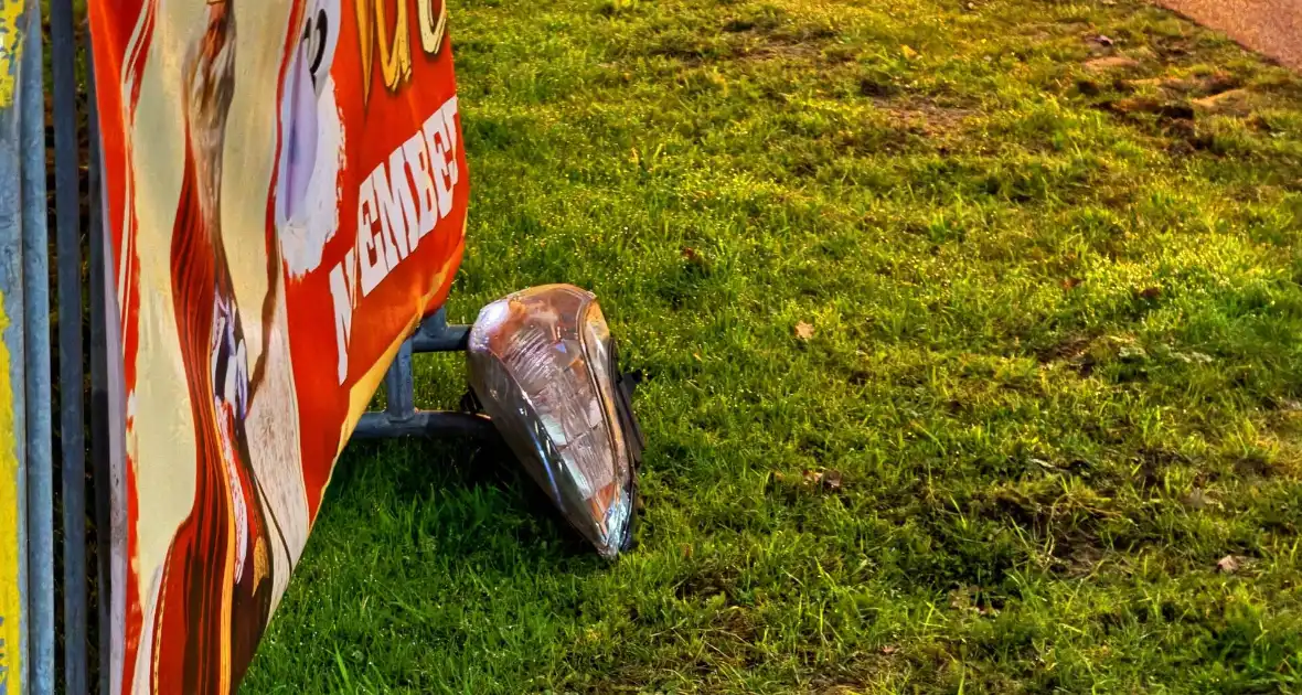 Kruising bezaaid met brokstukken na harde botsing - Foto 4