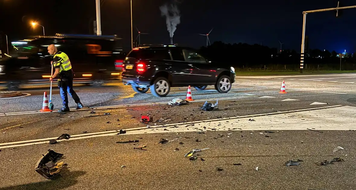 Kruising bezaaid met brokstukken na harde botsing - Foto 5