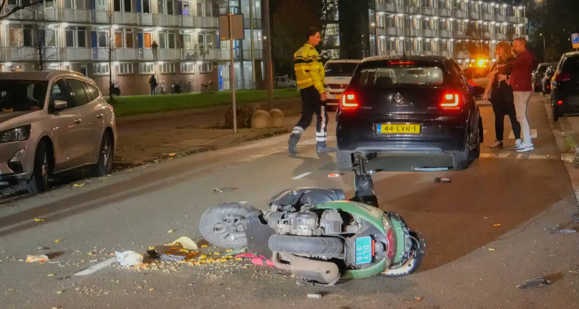 Automobilist krijgt harde botsing met scooterrijder