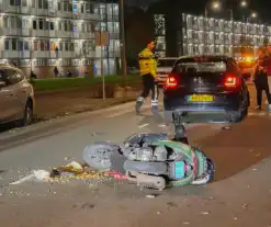 Automobilist krijgt harde botsing met scooterrijder