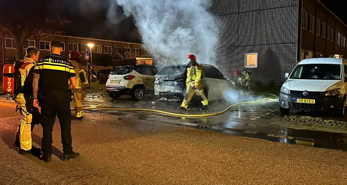 Auto volledig uitgebrand naast woning