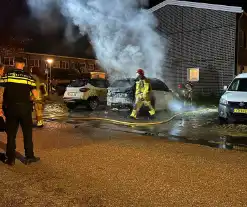 Auto volledig uitgebrand naast woning