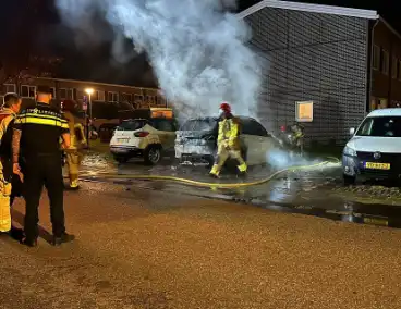 Auto volledig uitgebrand naast woning