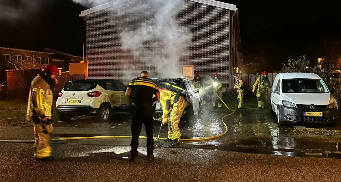 Auto volledig uitgebrand naast woning - Foto 1