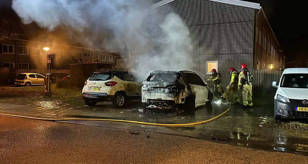 Auto volledig uitgebrand naast woning - Foto 2