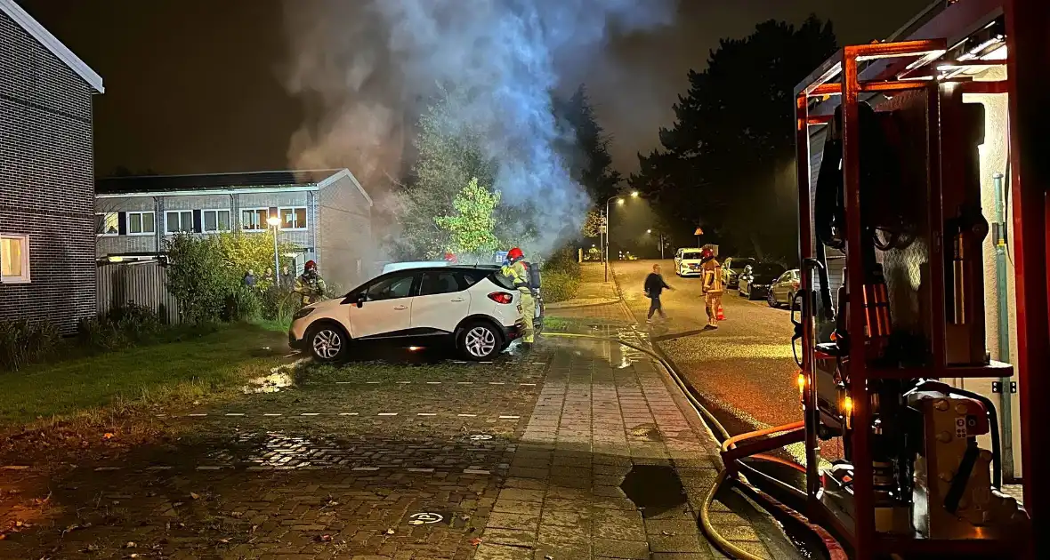 Auto volledig uitgebrand naast woning - Foto 3