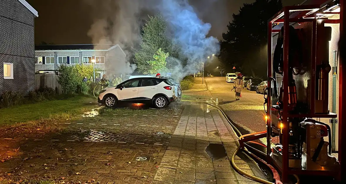 Auto volledig uitgebrand naast woning - Foto 4