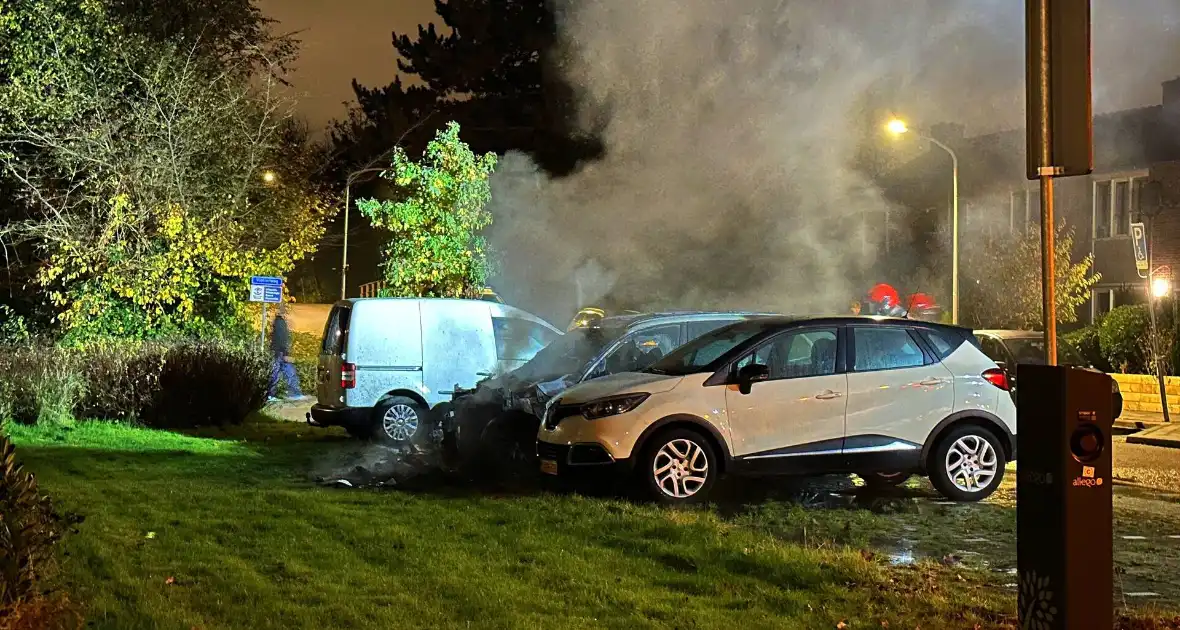 Auto volledig uitgebrand naast woning - Foto 6