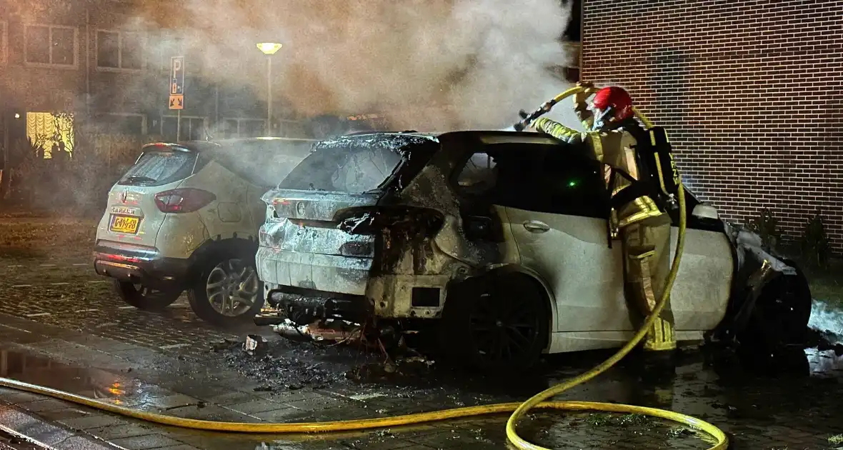 Auto volledig uitgebrand naast woning - Foto 7