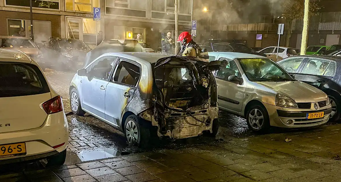 Auto vliegt in brand in nachtelijke uren