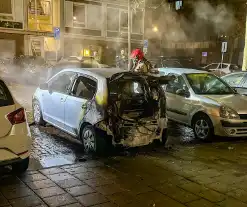 Auto vliegt in brand in nachtelijke uren